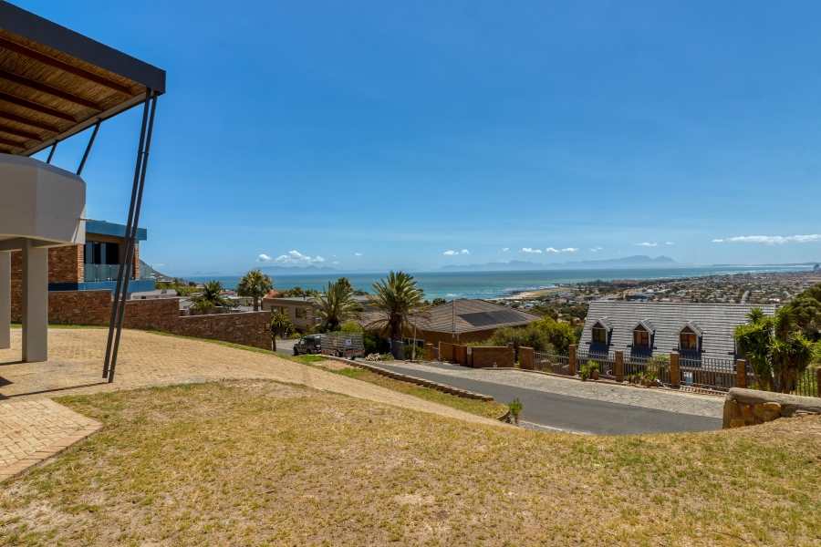 4 Bedroom Property for Sale in Gordon Heights Western Cape